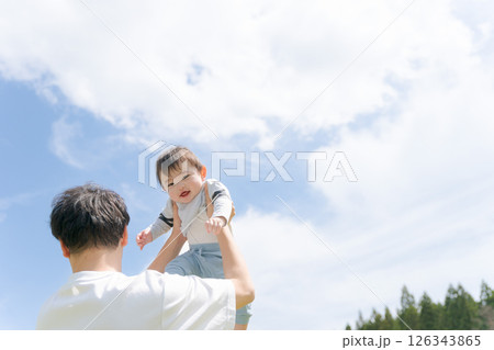 父親に抱っこされる男の赤ちゃん 126343865