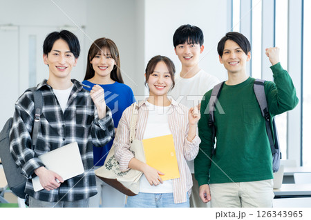 大学生の男女 撮影協力:学校法人電波学園 東京電子専門学校 大学生の男女 撮影協力:学校法人電波学園 東京電子専門学校 126343965