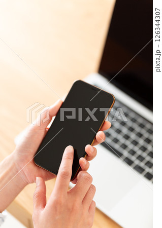 スマホを持つミドル女性の手元 スマホを持つミドル女性の手元 126344307
