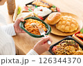 大食いをするミドル女性 126344370