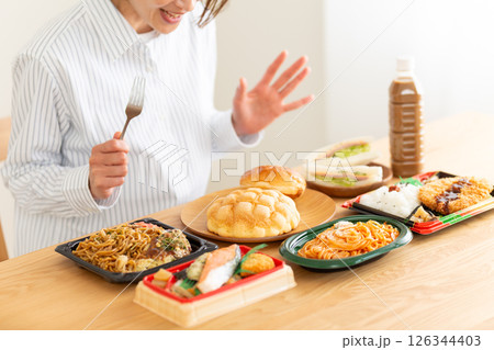 大食いをするミドル女性 126344403