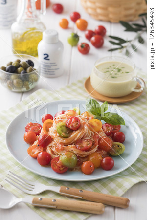 たっぷりトマトの冷製パスタ 126345493