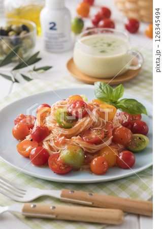 たっぷりトマトの冷製パスタ 126345494