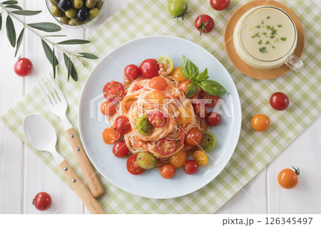 たっぷりトマトの冷製パスタ たっぷりトマトの冷製パスタ 126345497