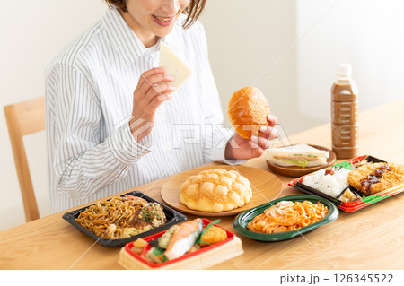 大食いをするミドル女性 126345522