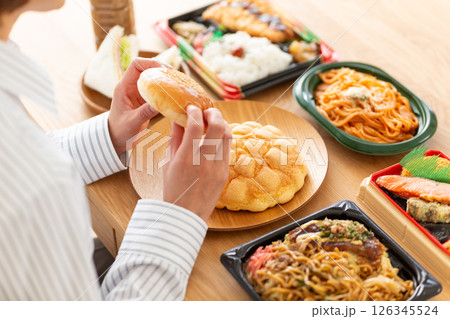 大食いをするミドル女性 126345524