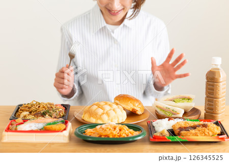 大食いをするミドル女性 126345525
