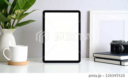 《AI画像》机の上に置いたタブレット端末 126345528