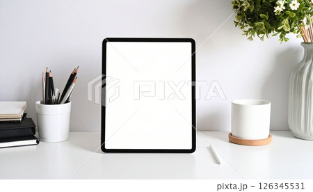 《AI画像》机の上に置いたタブレット端末 126345531