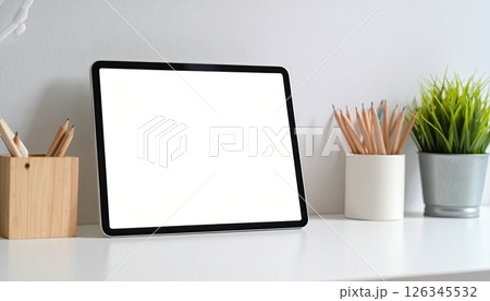 《AI画像》机の上に置いたタブレット端末 126345532