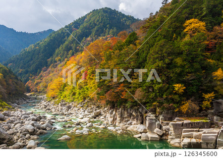 秋の長野県上松町　紅葉の寝覚の床 126345600
