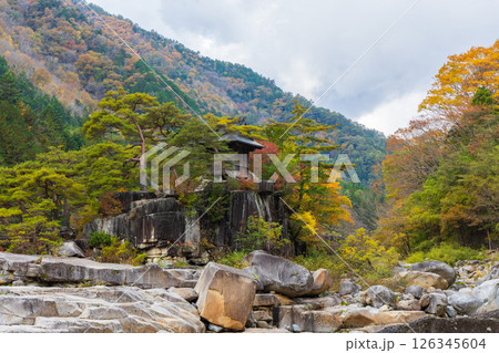秋の長野県上松町　紅葉の寝覚の床　浦島堂 126345604