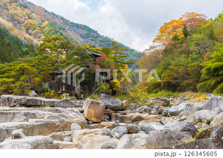 秋の長野県上松町　紅葉の寝覚の床　浦島堂 126345605