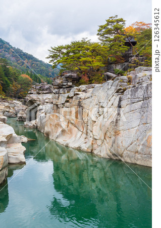 秋の長野県上松町　紅葉の寝覚の床 126345612