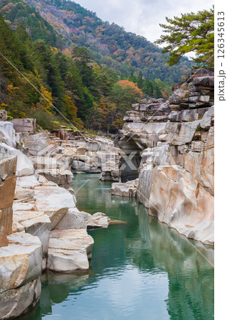 秋の長野県上松町　紅葉の寝覚の床 126345613