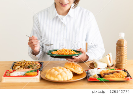 大食いをするミドル女性 大食いをするミドル女性 126345774