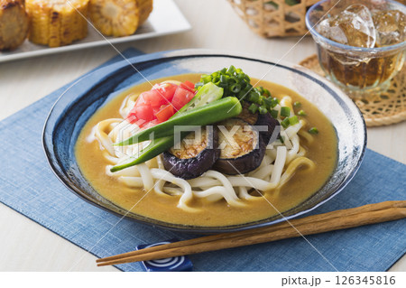 夏野菜の冷やしカレーうどん 夏野菜の冷やしカレーうどん 126345816