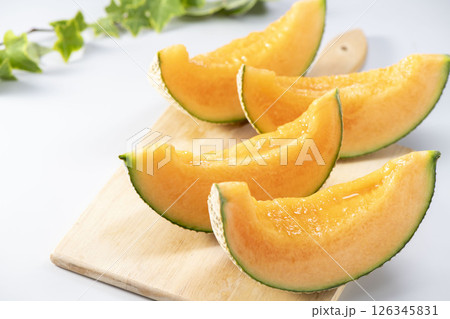 畑で収穫した新鮮で甘く美味しいメロン 畑で収穫した新鮮で甘く美味しいメロン 126345831