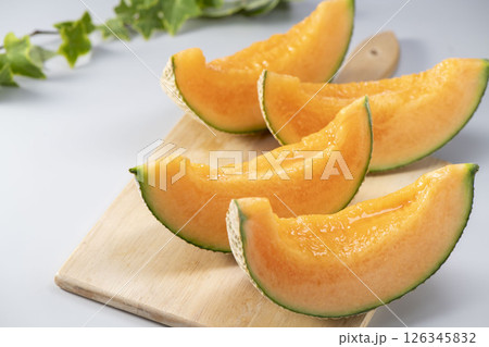 畑で収穫した新鮮で甘く美味しいメロン 畑で収穫した新鮮で甘く美味しいメロン 126345832