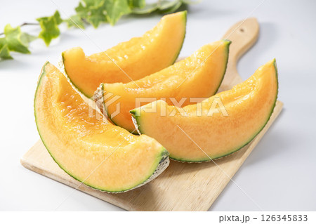 畑で収穫した新鮮で甘く美味しいメロン 畑で収穫した新鮮で甘く美味しいメロン 126345833