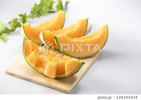 畑で収穫した新鮮で甘く美味しいメロン 126345834