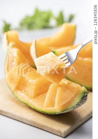 畑で収穫した新鮮で甘く美味しいメロン 126345836