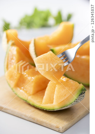 畑で収穫した新鮮で甘く美味しいメロン 畑で収穫した新鮮で甘く美味しいメロン 126345837
