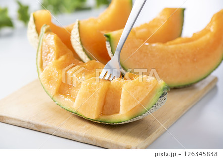 畑で収穫した新鮮で甘く美味しいメロン 126345838
