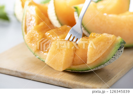 畑で収穫した新鮮で甘く美味しいメロン 126345839