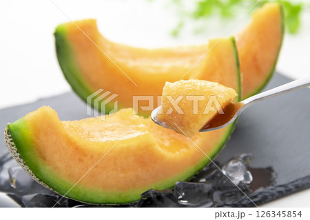畑で収穫した新鮮で甘く美味しいメロン 畑で収穫した新鮮で甘く美味しいメロン 126345854