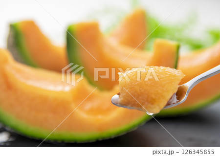 畑で収穫した新鮮で甘く美味しいメロン 126345855