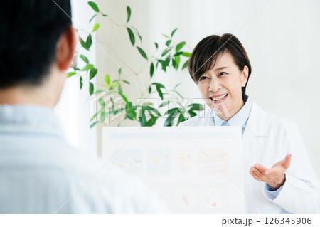 食事指導をする管理栄養士 126345906
