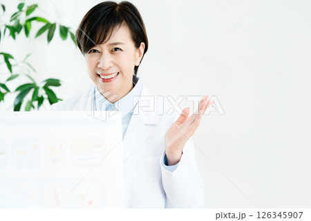 食事指導をする管理栄養士 126345907