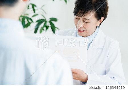 食事指導をする管理栄養士 126345910