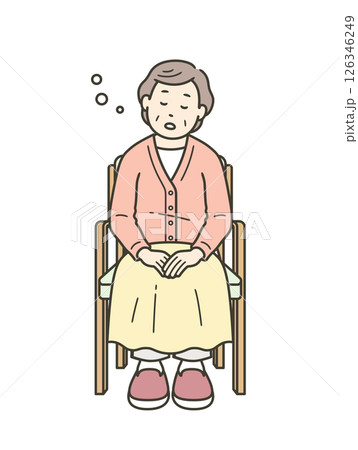 椅子に座って居眠りをする高齢女性 126346249