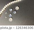 黒背景に真珠とムーンストーン 126346306