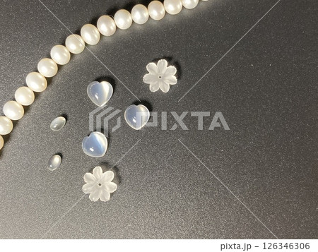 黒背景に真珠とムーンストーン 126346306