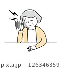 頭痛でこめかみを抑える更年期女性の上半身 126346359