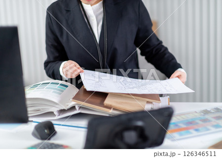 建築資料を確認する女性社員の手元 建築資料を確認する女性社員の手元 126346511