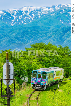山形鉄道フラワー長井線 残雪の山を背景に新緑を走る列車(荒砥-四季の郷) 山形鉄道フラワー長井線 残雪の山を背景に新緑を走る列車(荒砥-四季の郷) 126346517