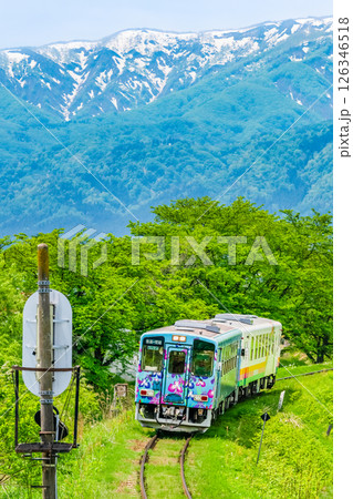 山形鉄道フラワー長井線　残雪の山を背景に新緑を走る列車（荒砥－四季の郷） 126346518