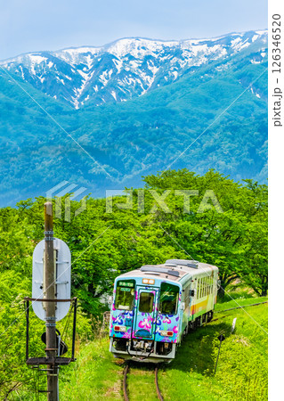 山形鉄道フラワー長井線　残雪の山を背景に新緑を走る列車（荒砥－四季の郷） 126346520