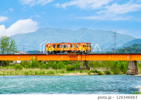 山形鉄道フラワー長井線　野川橋梁を渡る列車（あやめ公園－羽前成田） 126346663