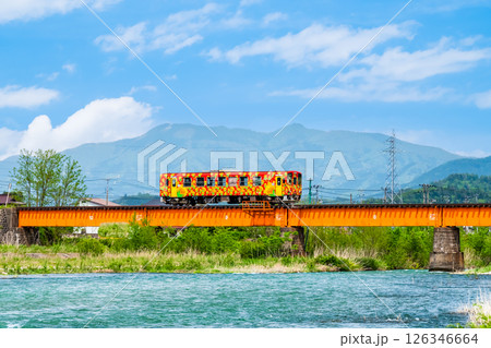 山形鉄道フラワー長井線　野川橋梁を渡る列車（あやめ公園－羽前成田） 126346664