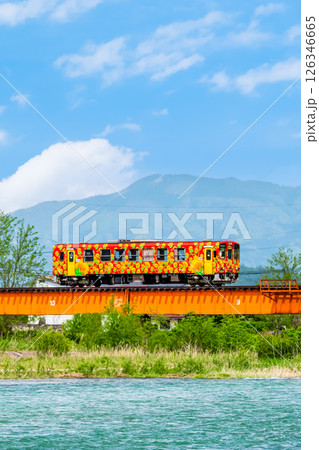 山形鉄道フラワー長井線　野川橋梁を渡る列車（あやめ公園－羽前成田） 126346665