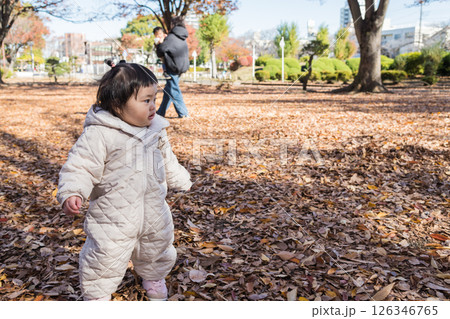 【落ち葉で敷き詰められた冬の公園で遊ぶ1歳児 立つ】 【落ち葉で敷き詰められた冬の公園で遊ぶ1歳児 立つ】 126346765