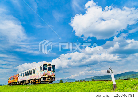 山形鉄道フラワー長井線 新緑の野を駆け抜ける列車(白兎-羽前成田) 山形鉄道フラワー長井線 新緑の野を駆け抜ける列車(白兎-羽前成田) 126346781