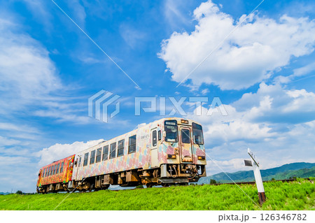 山形鉄道フラワー長井線　新緑の野を駆け抜ける列車（白兎－羽前成田） 126346782