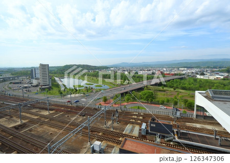旭川駅 南側の「あさひかわ北彩都ガーデン プロムナード鏡池」（北海道旭川市） 126347306