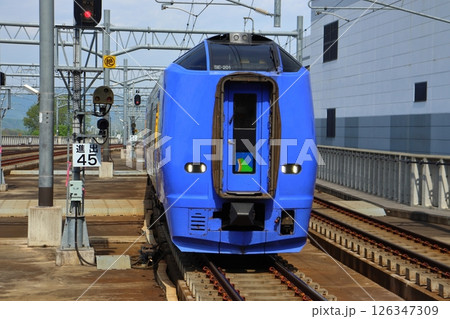 旭川駅へ入線する特急「宗谷」稚内行（キハ261系） 126347309
